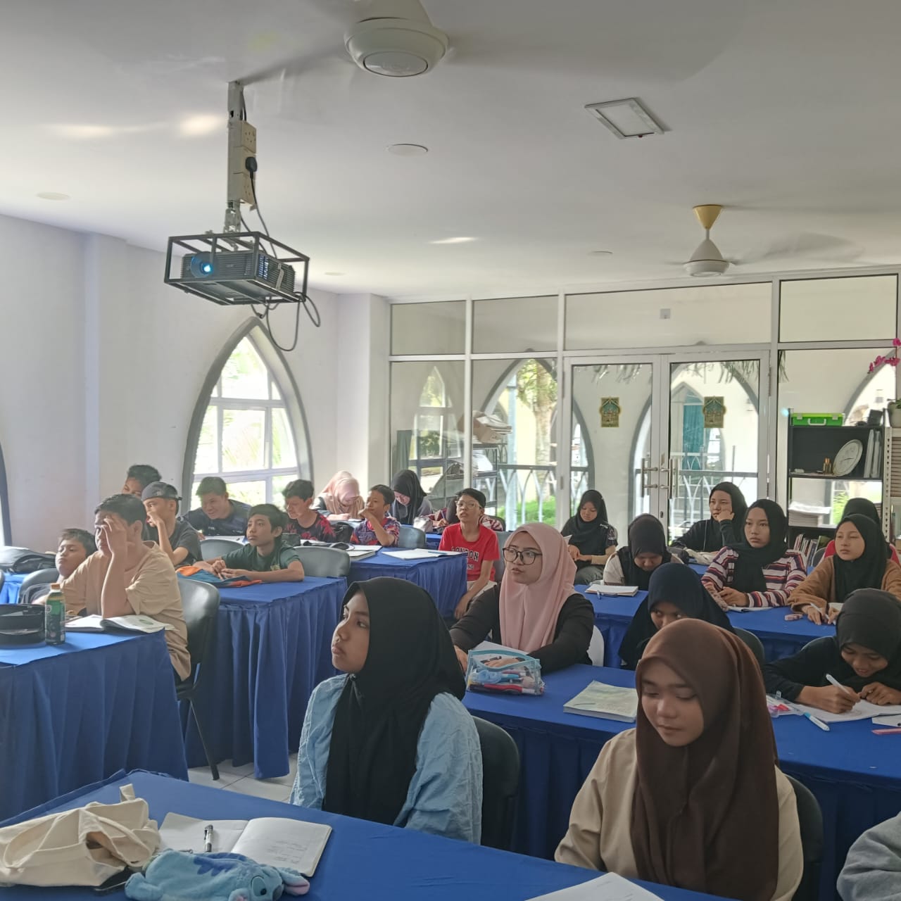Sesi kelas akademik bersama pelajar PADI