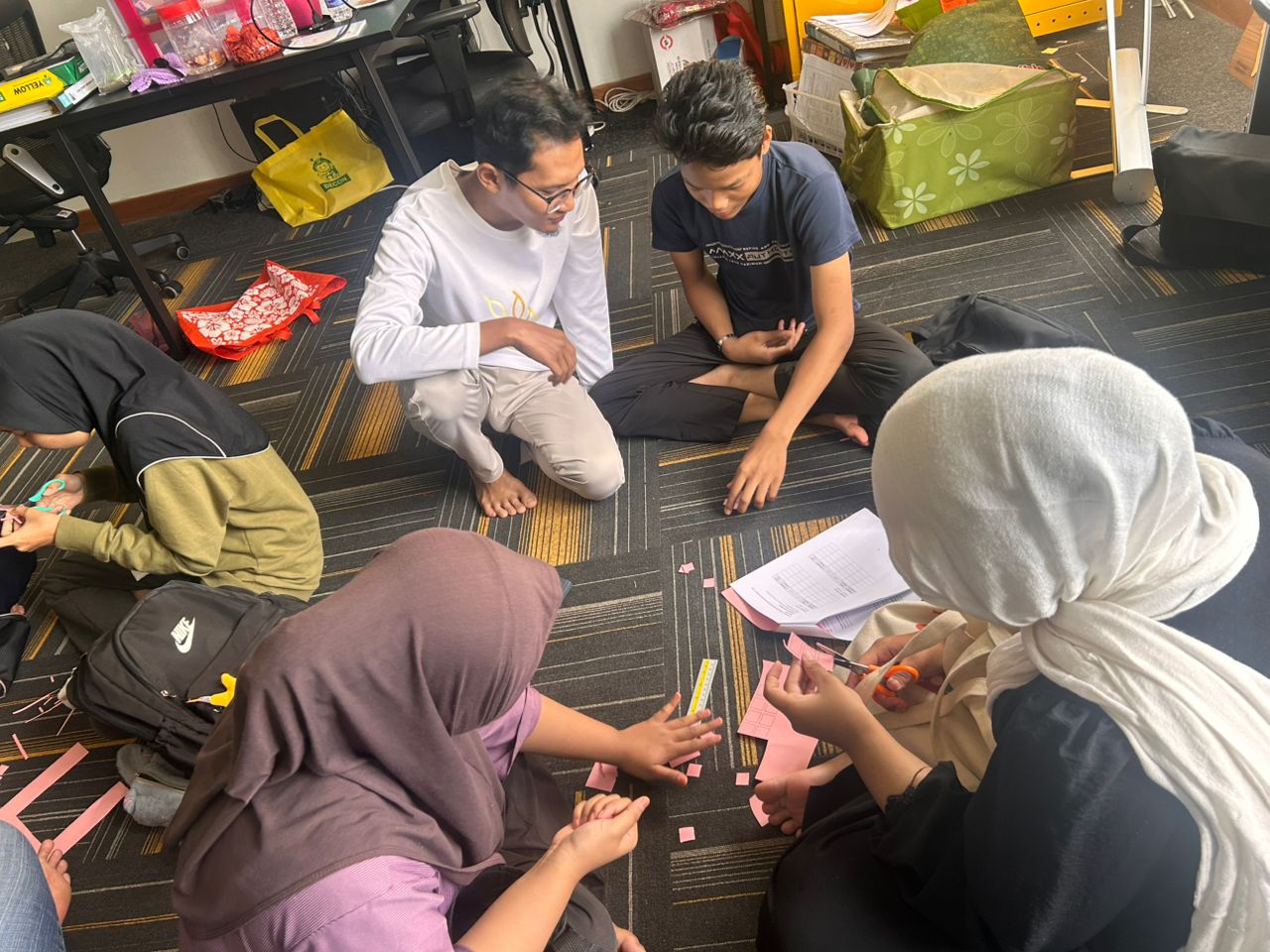 Sesi kerja kumpulan pelajar bersama fasilitator