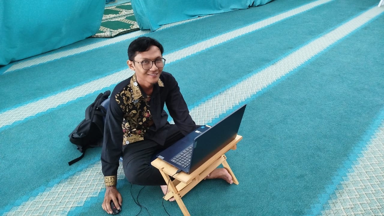 Fasilitator menyediakan bahan kelas di ruang surau