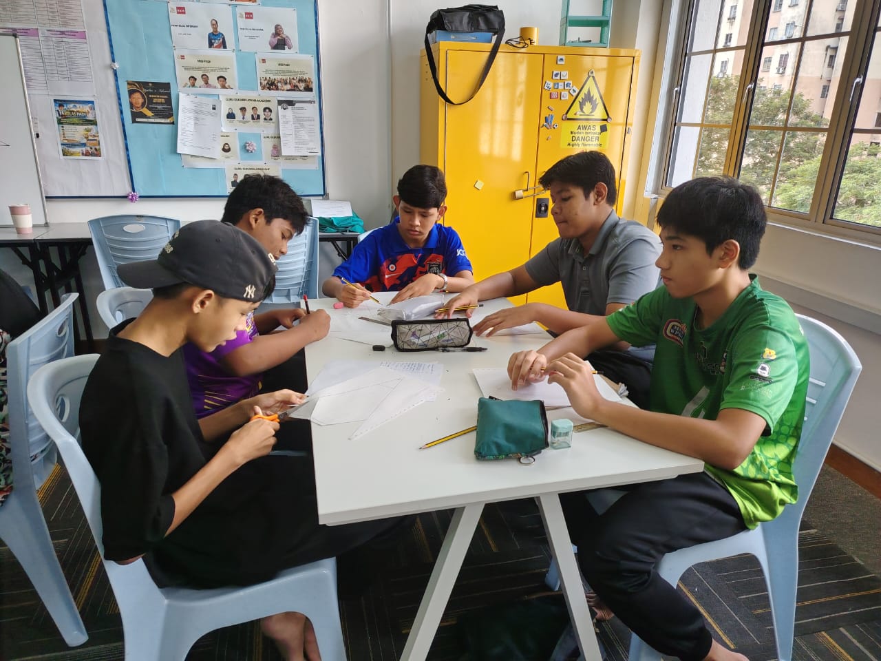 Sesi kerja kumpulan pelajar lelaki