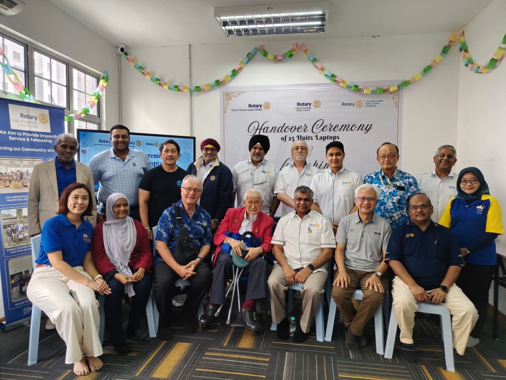 Barisan ahli Rotary pada hari majlis