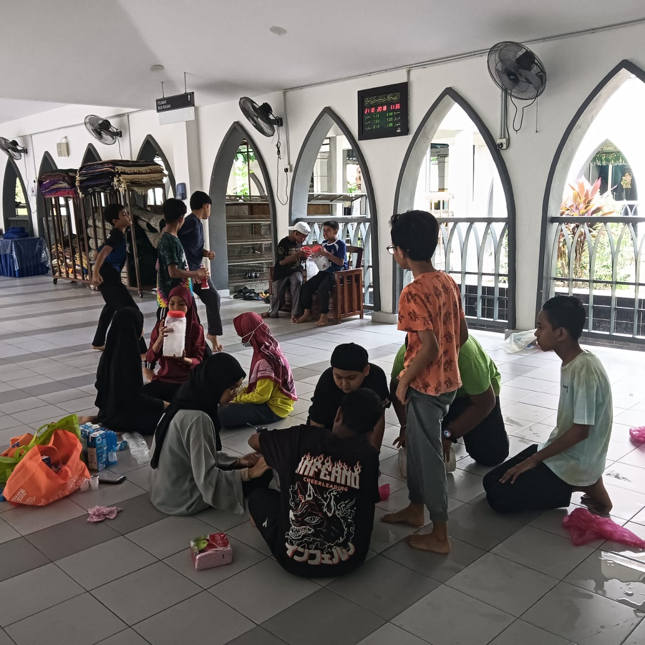 Aktiviti gotong-royong di ruang surau