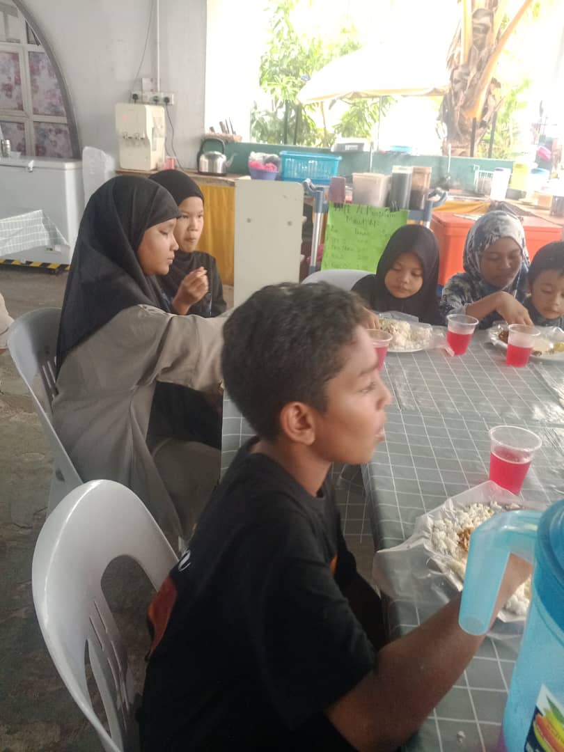 Jamuan makan bersama pelajar PADI