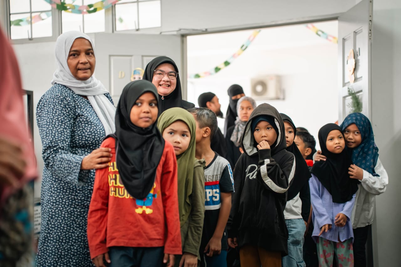Barisan pelajar bersama sukarelawan PADI