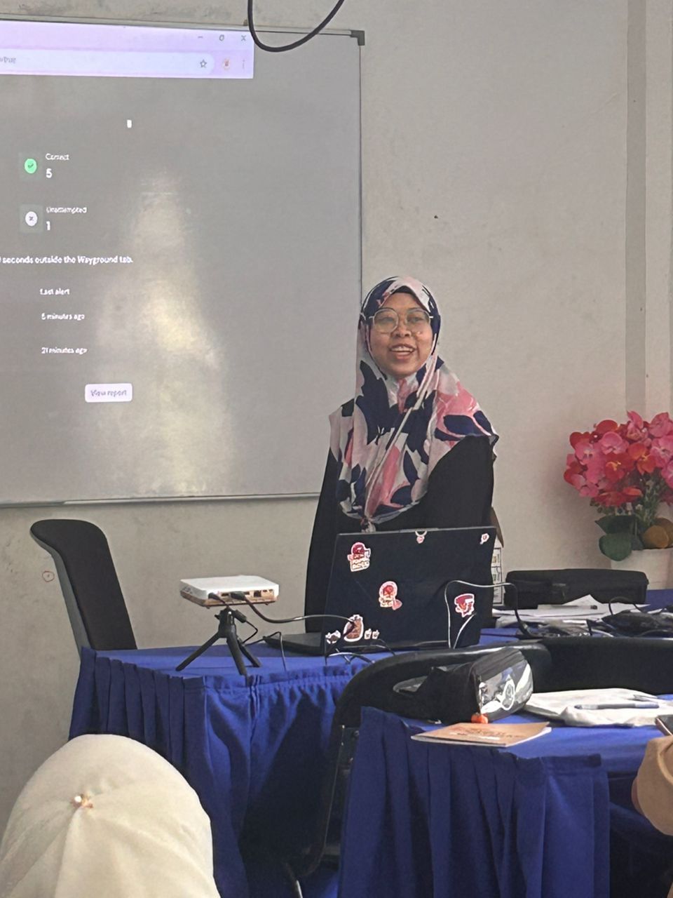 Guru sukarelawan mengendalikan sesi pembelajaran