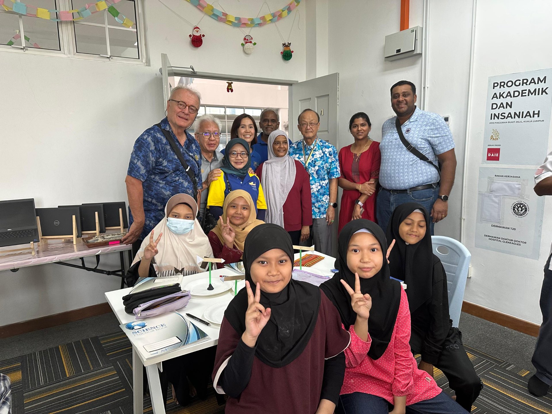 Pelajar PADI bersama tetamu kehormat