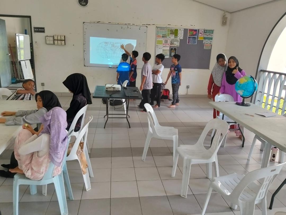 Kelas geografi interaktif bersama pelajar PADI